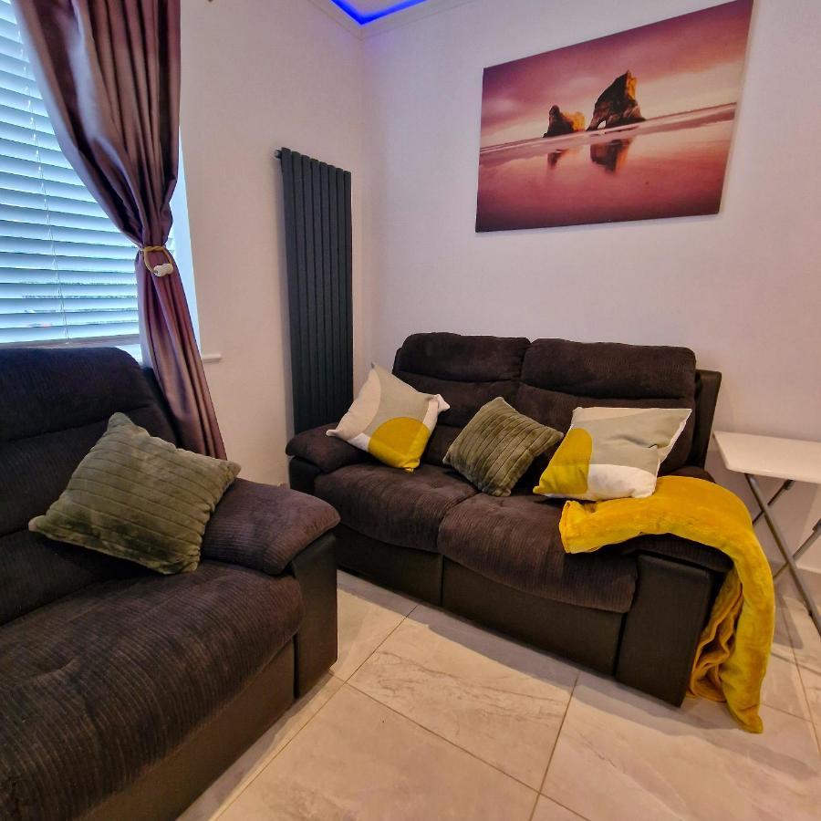 Delightful & Spacious Guest House In Farnworth Near Bolton Hospital Luaran gambar