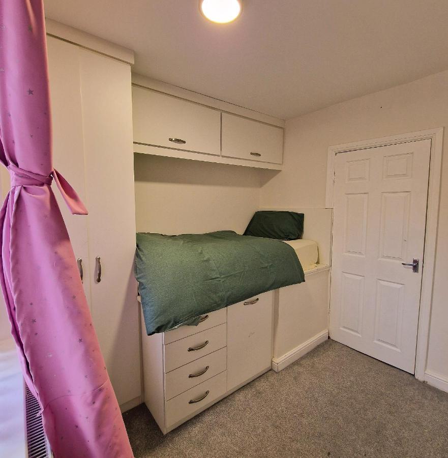 Delightful & Spacious Guest House In Farnworth Near Bolton Hospital Luaran gambar