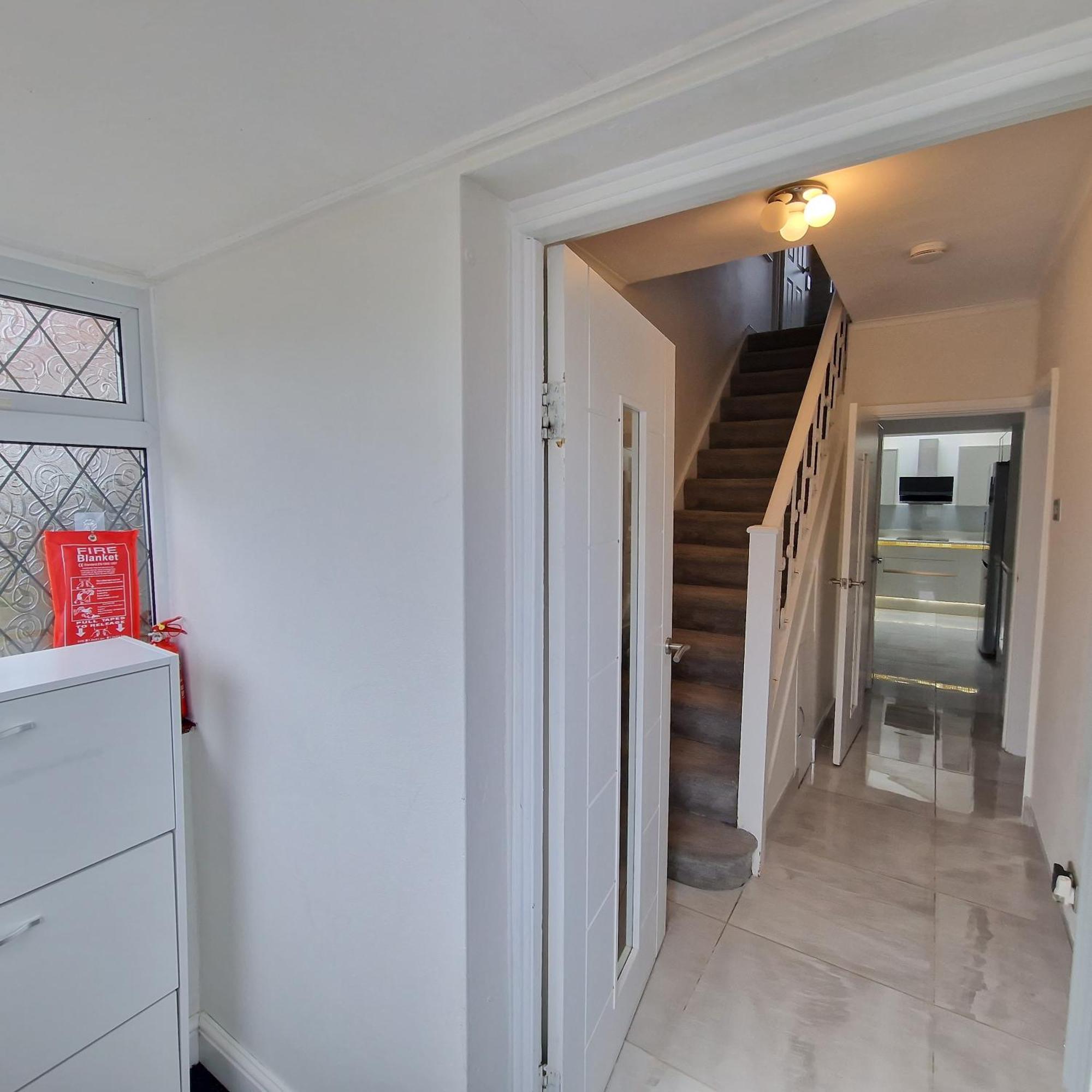 Delightful & Spacious Guest House In Farnworth Near Bolton Hospital Luaran gambar